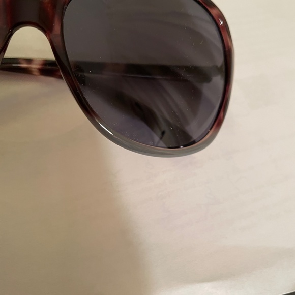 NWOT Gray Sunglasses with two tone Trims, big round cat\'s eyes, only 0.85 oz